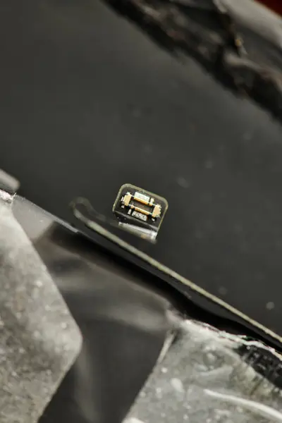 Primo piano della batteria e chipset elettronico per gadget elettronico in officina di riparazione, piccola impresa — Foto stock