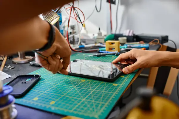 Vue partielle du technicien expérimenté enlever écran tactile cassé de la tablette numérique dans l'atelier — Photo de stock