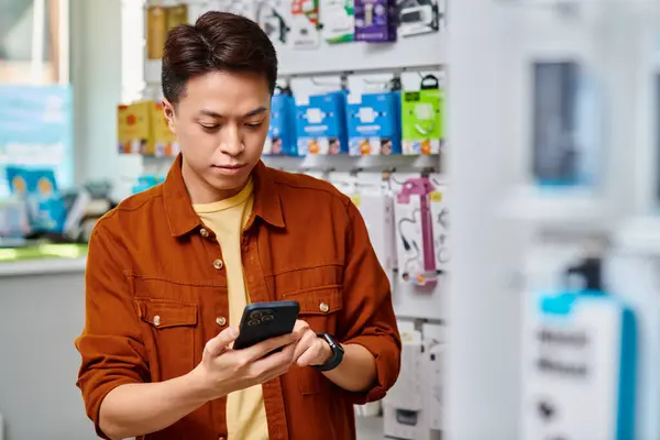 Asiatische Elektronik Schiffseigner Messaging auf dem Handy im Einzelhandel, kleines Geschäftskonzept — Stockfoto