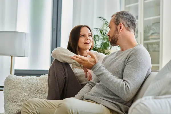 Positives kinderfreies Paar im Gespräch auf gemütlicher Couch im modernen Wohnzimmer, hochwertige Zeit zu Hause, Banner — Stockfoto