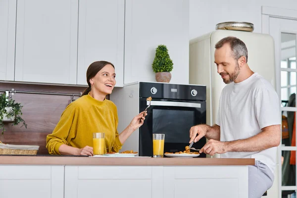 Fröhliches kinderfreies Paar beim leckeren Frühstück in moderner Küche, Gelassenheit und Einheit — Stockfoto