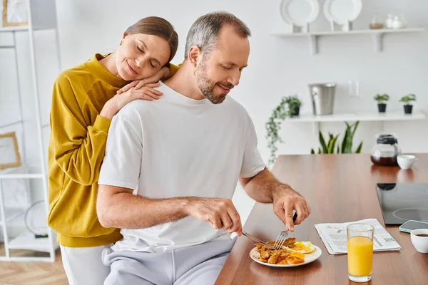 Femme aimante avec les yeux fermés s'appuyant sur mari savourant un délicieux petit déjeuner, mode de vie sans enfant — Photo de stock