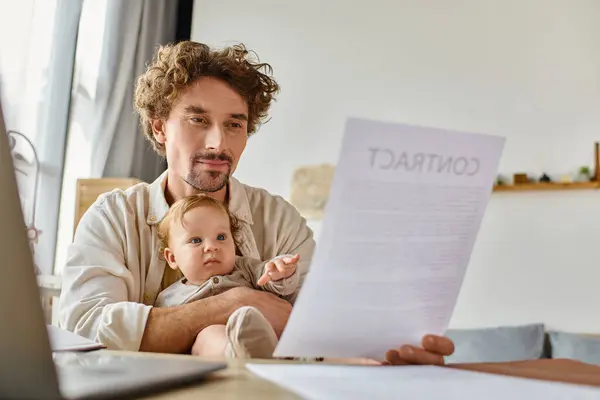Homme occupé tenant le fils de l'enfant et contrat dans les mains tout en travaillant à la maison, équilibre travail-vie privée — Photo de stock