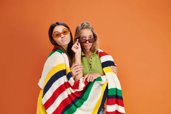 Meninas adolescentes bonitas alegres com óculos de sol posando com lábios amuados e olhando para a câmera — Fotografia de Stock