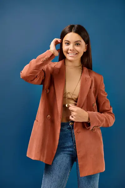 Joyeuse adolescente élégante dans blazer brun à la mode posant et souriant joyeusement à la caméra — Photo de stock