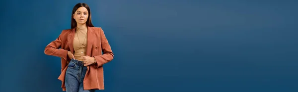 Elegante ragazza adolescente in elegante blazer posa su sfondo blu e guardando la fotocamera, banner — Foto stock