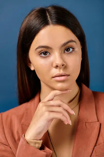 Ritratto di adolescente ragazza alla moda in marrone elegante blazer posa e guardando dritto alla fotocamera — Foto stock
