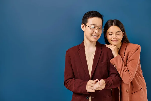 Allegro elegante diversi adolescenti in blazer alla moda in posa insieme su sfondo blu scuro — Foto stock