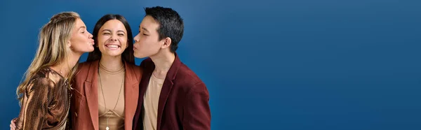Bonito diverso adolescente menino e menina beijando seu amigo alegre na bochecha, dia da amizade, banner — Fotografia de Stock