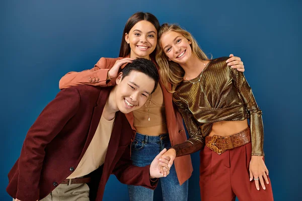 Adolescentes multirraciais alegres em trajes vibrantes na moda sorrindo para a câmera, dia da amizade — Fotografia de Stock