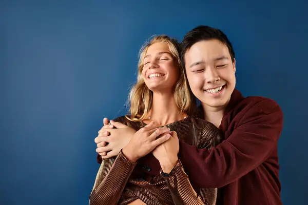 Allegri adolescenti interrazziale in abiti alla moda abbracciare e sorridere alla fotocamera, giorno dell'amicizia — Foto stock