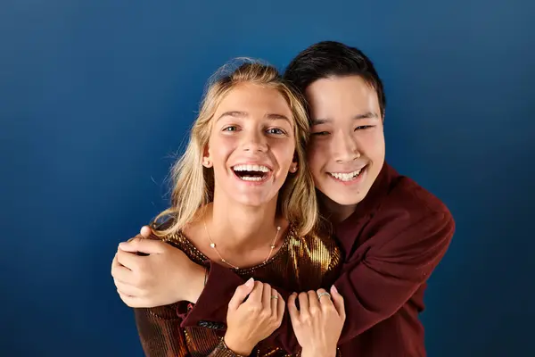 Heureux interracial à la mode les adolescents en vêtements chics étreignant et souriant à la caméra, jour de l'amitié — Photo de stock