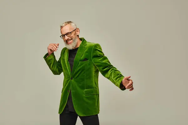 Joyeux beau modèle masculin mature cool avec barbe grise et lunettes souriant joyeusement à la caméra — Photo de stock