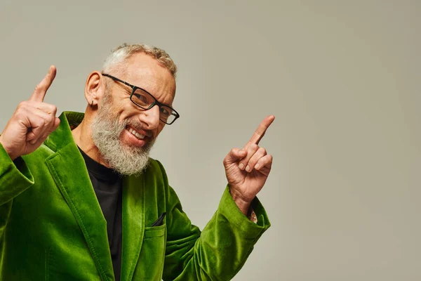 Веселый бородатый зрелый мужчина модель в ярко-зеленом блейзере с аксессуарами улыбаясь на камеру — стоковое фото