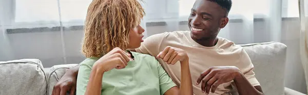 Casal negro usando linguagem gestual para comunicação em casa, mulher de aparelho olhando para o homem, banner — Fotografia de Stock