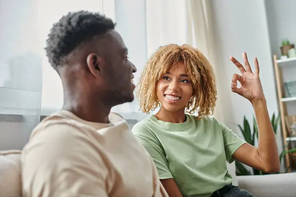 Glücklich schwarze Frau zeigt ok Zeichen zu Freund, Paar lächelt, während Seufzer Sprache — Stockfoto