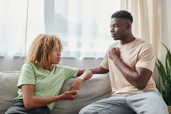 Serious black man using sign language for communication with girlfriend in braces, quality time — Stock Photo