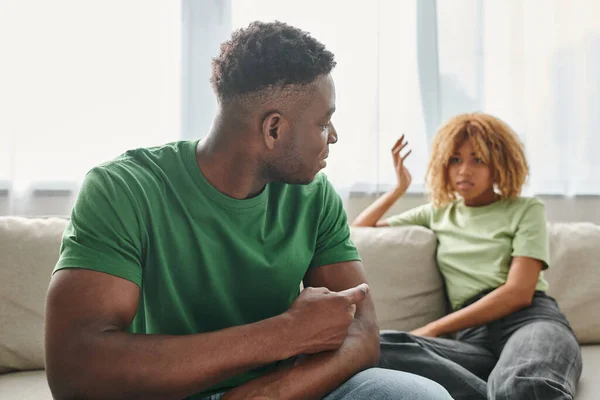 Conversation sérieuse entre couple afro-américain, malentendu et concept de désaccord — Photo de stock