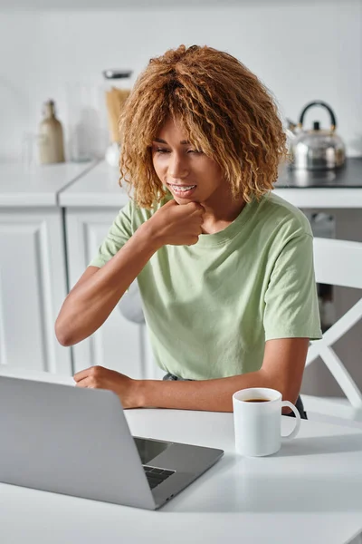 Mulher americana africana alegre usando a língua de sinais durante a chamada de vídeo no laptop, conexão — Fotografia de Stock