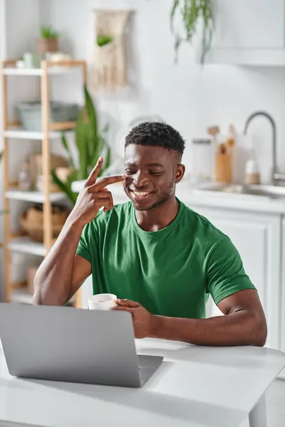 Африканский американец, общающийся с языком вздохов во время онлайн-встречи на ноутбуке, виртуальный чат — стоковое фото