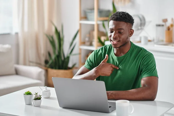 Homme afro-américain communiquant avec le langage soupir lors d'une réunion en ligne sur ordinateur portable, virtuel — Photo de stock