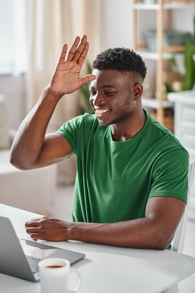 Homem americano africano feliz que comunica com a língua do suspiro durante a reunião em linha no portátil — Fotografia de Stock
