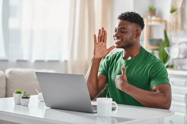 Fröhlicher afrikanisch-amerikanischer Mann kommuniziert mit Seufzersprache während eines Online-Treffens auf dem Laptop — Stockfoto