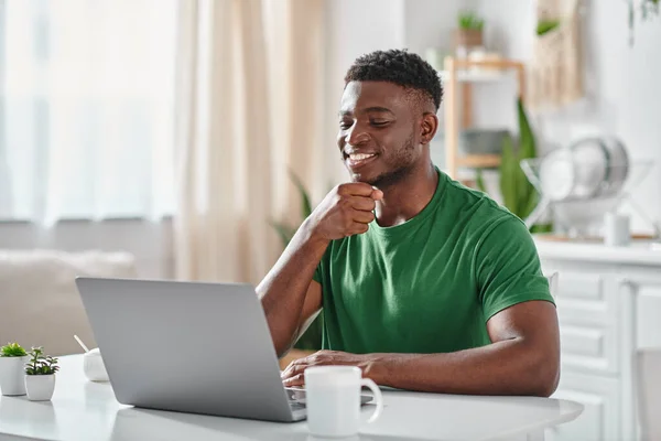 Homem americano africano surdo alegre que comunica com a língua do suspiro durante a reunião em linha no portátil — Fotografia de Stock