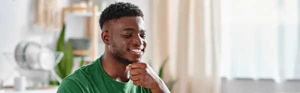 Веселий глухий афроамериканський чоловік, що спілкується з мовою зітхання вдома, банер — стокове фото