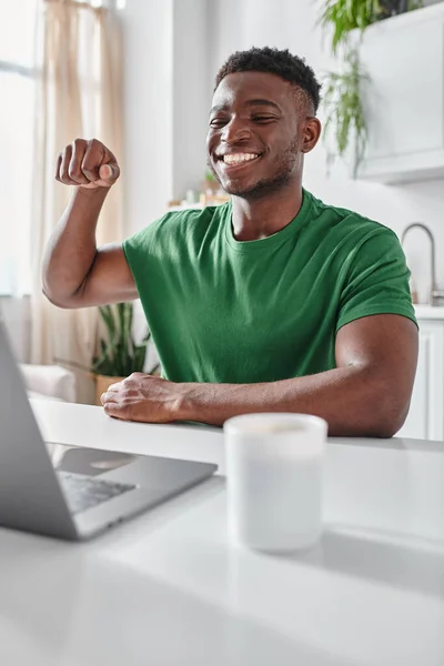 Fröhlicher afrikanisch-amerikanischer Mann, der Gebärdensprache während eines Videogesprächs am heimischen Laptop benutzt, Fernarbeit — Stockfoto