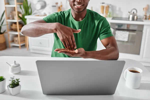 Recortado disparo de feliz sordo afroamericano freelancer utilizando lenguaje de señas durante la reunión en línea - foto de stock