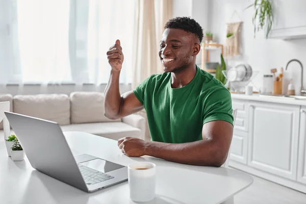 Щасливий глухий афроамериканський віддалений працівник використовує мову жестів під час онлайн-зустрічі на ноутбуці — стокове фото