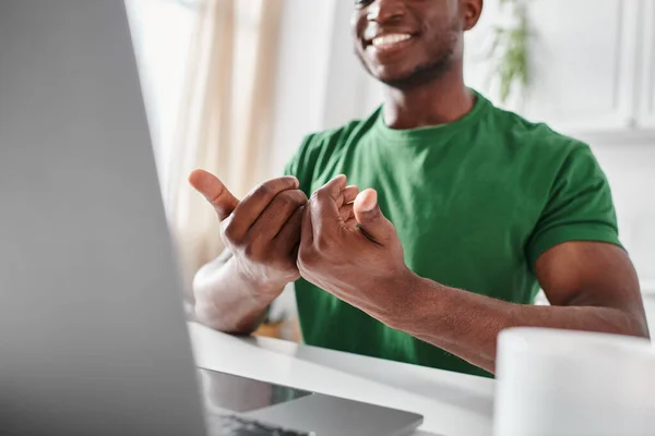 Recortado feliz sordo africano americano hombre usando lenguaje de señas para la comunicación durante la reunión en línea - foto de stock
