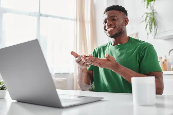 Freelancer americano africano surdo alegre usando a língua de sinais para comunicação durante reunião online — Fotografia de Stock