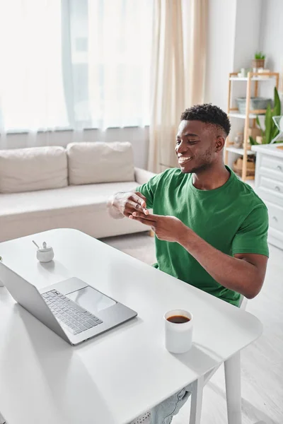 Freelancer feliz afro-americano usando linguagem gestual para comunicação durante videochamada — Fotografia de Stock