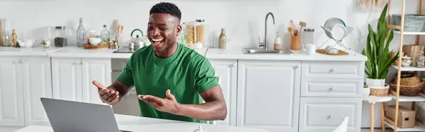 Feliz sordo afroamericano freelancer utilizando lenguaje de señas para la comunicación en línea, bandera - foto de stock