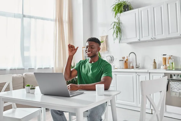 Freelancer afro-americano surdo usando linguagem de sinais para comunicação on-line no laptop, chat por vídeo — Fotografia de Stock