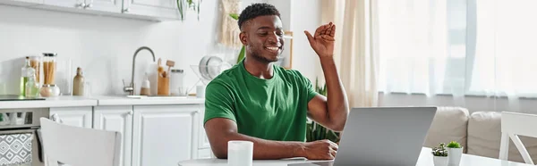 Sordo afroamericano freelancer utilizando lenguaje de señas para la comunicación en línea en el ordenador portátil, banner - foto de stock