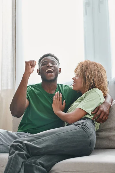 Aufgeregtes afrikanisch-amerikanisches Paar, gehörloser schwarzer Mann mit Hörgerät umarmt Frau in Zahnspange — Stockfoto