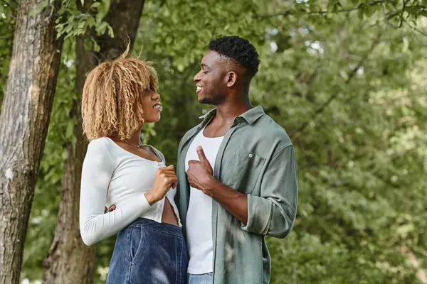 Língua de sinais, feliz casal afro-americano se comunicando com gestos e de pé ao ar livre — Fotografia de Stock