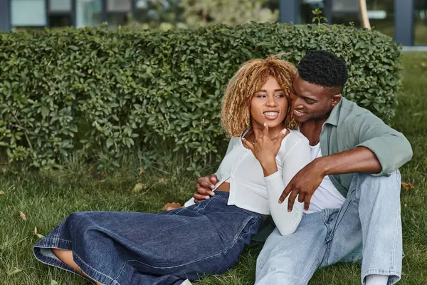 Mujer afroamericana feliz en frenos usando lenguaje de señas para la comunicación con el novio - foto de stock