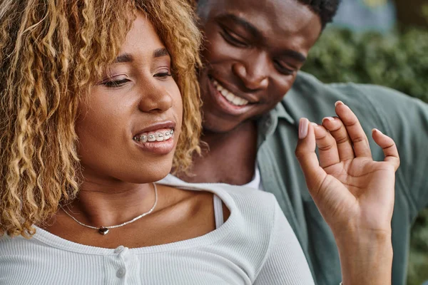 Animado afro-americano mulher em aparelho usando linguagem de sinais para a comunicação com o namorado — Fotografia de Stock