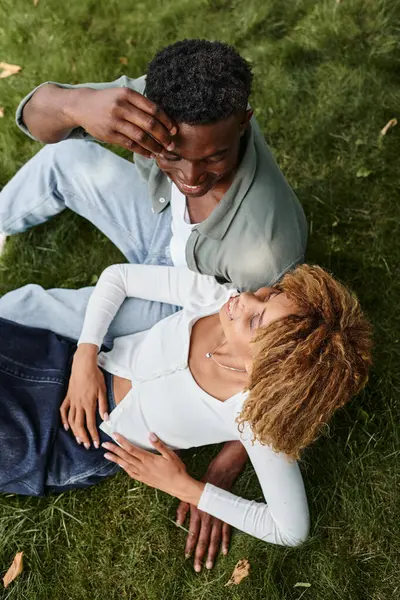 Vista superior do homem americano africano usando a língua de sinais para a comunicação com a namorada no parque — Fotografia de Stock