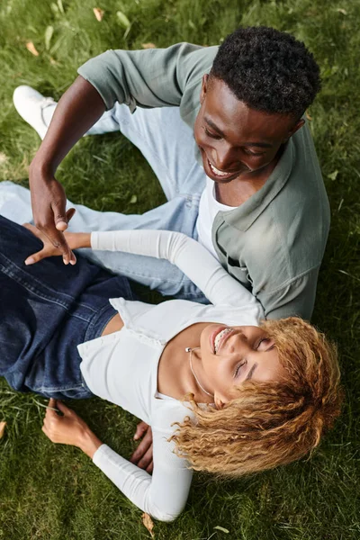 Vue du dessus de l'homme afro-américain en utilisant le langage des signes pour communiquer avec la petite amie dans le parc — Photo de stock