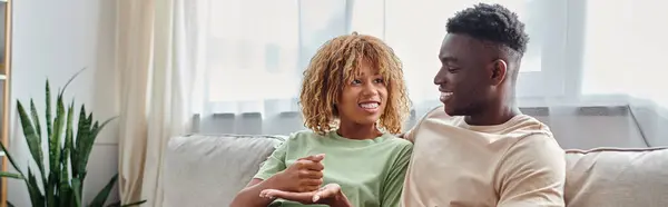 Acogedora conversación de pareja afroamericana feliz usando lenguaje de señas para la comunicación, pancarta - foto de stock