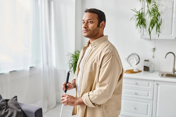 Schöner blinder indischer Mann in bequemer Homewear mit Gehstock, während er zu Hause ist, behindert — Stockfoto