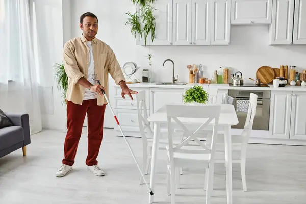 Gut aussehender blinder indischer Mann im gemütlichen Casual-Outfit mit seinem Gehstock in seiner Küche — Stockfoto