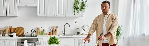 Bonito cego índio homem no aconchegante roupa usando seu bengala enquanto na sua cozinha, banner — Fotografia de Stock