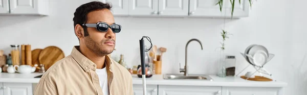 Schöner indischer Mann mit Blindheit trägt kuschelige Kleidung und Brille mit Spazierstock, Banner — Stockfoto