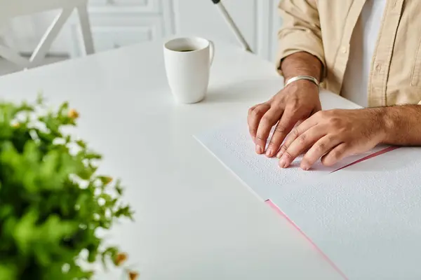 Vista cortada do homem cego indiano em trajes aconchegantes sentado à mesa lendo código braille, desativado — Fotografia de Stock